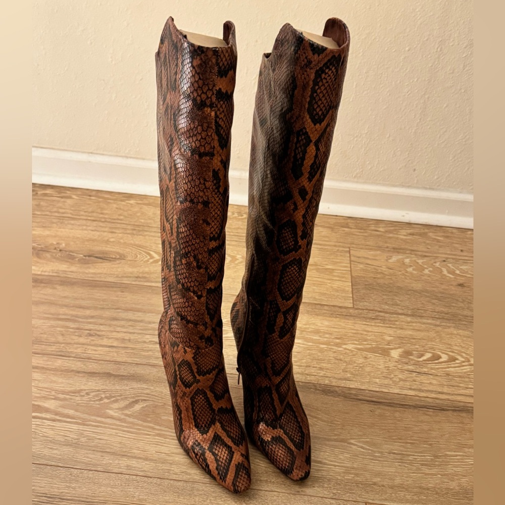VINCE CAMUTO FENINDY OVER THE KNEE BOOT
Women’s size 9 - Picture 7 of 9